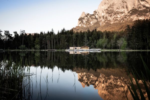 LA CAPANNA SUL LAGO DI FIÈ